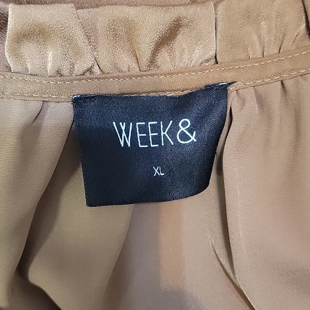 🆕️ Week & Ruffle Satin Like Top - Picture 5 of 6